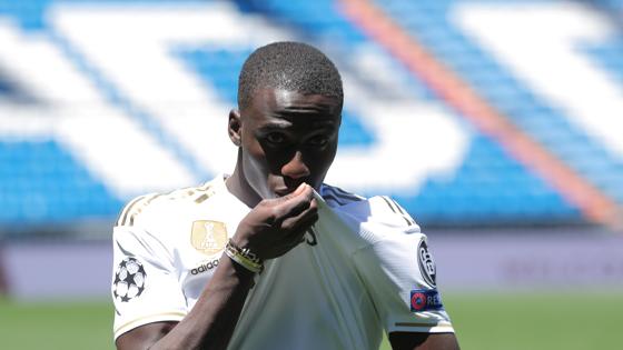 Mendy besa el escudo