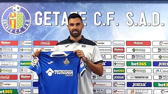 Enric Gallego posa con su nueva camiseta
