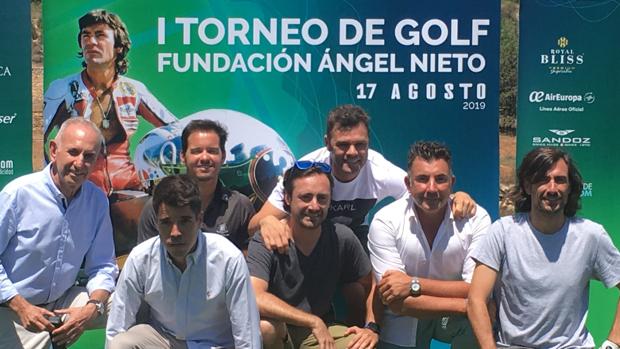 Familiares y amigos de Ángel Nieto, en torno al cartel anunciador del evento