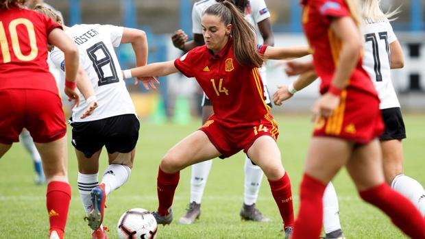 Silvia Rubio protege el balón frente a Alemania