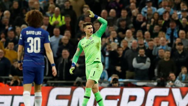 Kepa y David Luiz, jugadores del Chelsea, durante el transcurso de aquel partido