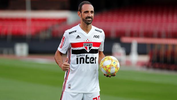 Juanfran, con su nueva camiseta