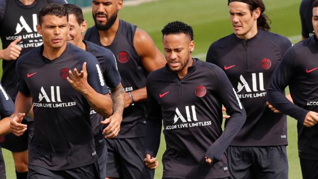 Neymar durante un entrenamiento del PSG