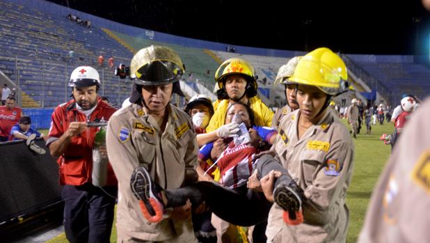 Una aficionada es atendida por bomberos tras resultar intoxicada por los gases lacrimógenos