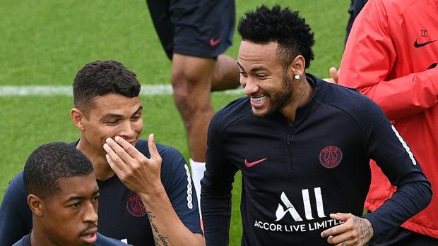 Neymar durante un entrenamiento del PSG