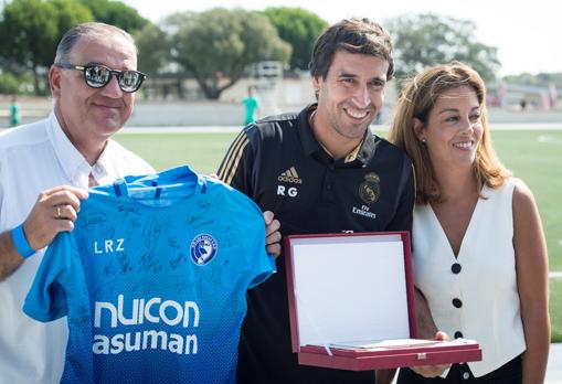 Las Rozas regaló una camiseta y una plaza a Raúl ante del partido