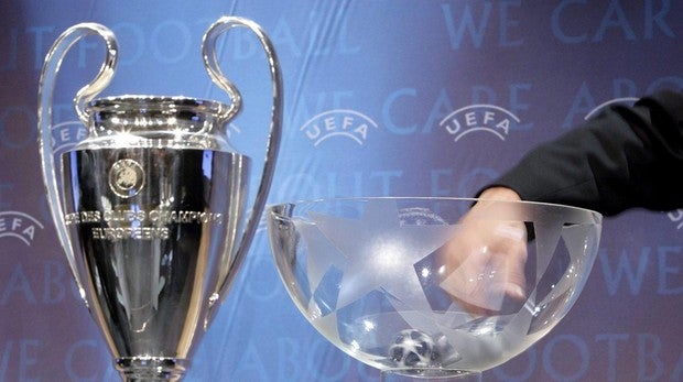 Imagen del archivo del trofeo de la competición y la celebración del sorteo