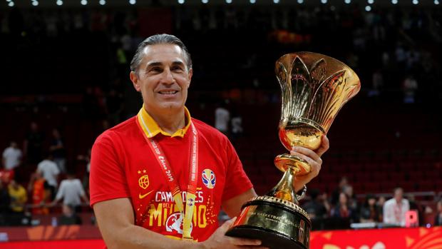 Sergio Scariolo con la copa que le acredita como campeón del Mundial