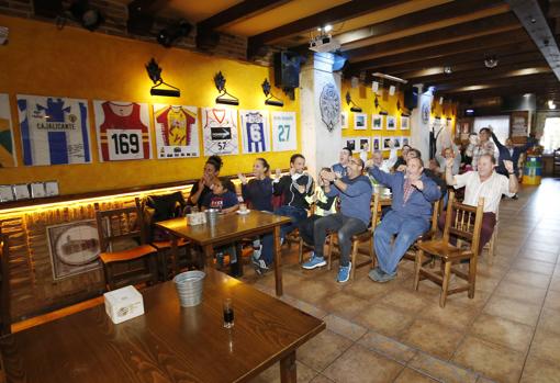 El sorteo, seguido por los vecinos de Becerril de Campos en el bar La Behetría