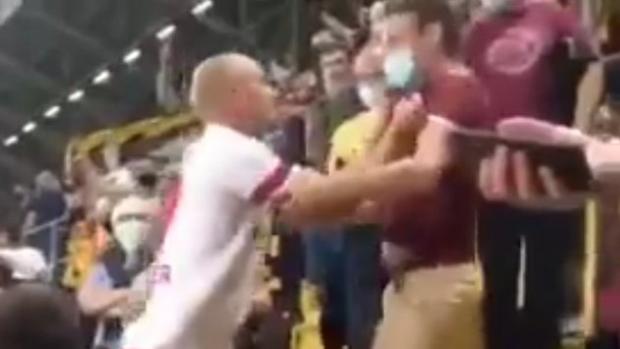 Cinco partidos de sanción al defensa del Hamburgo que agredió a un espectador