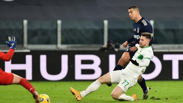 Momento en el que Cristiano Ronaldo dispara para marcar su gol 759