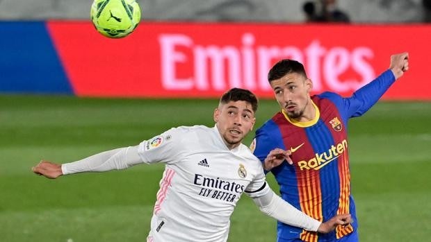 Lenglet trata de despejar un balón durante el último clásico