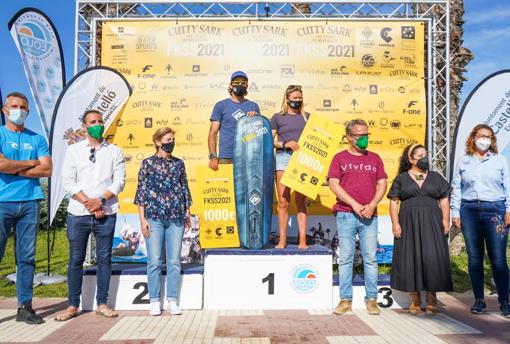 Mazella and Moroz with their awards as winners of the Cutty Sark FKSS 2021 Castellón together with the mayor Amparo Marco and the general director of the regatta, Sergio W. Smit