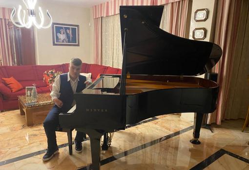 Pepe García, al piano, su otra profesión