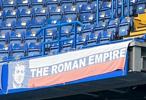 Spanduk di Stamford Bridge untuk menghormati Abramovich