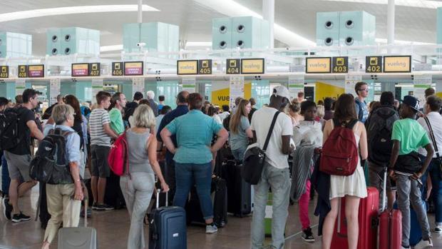 Colas en los mostradores de Vueling por los retrasos