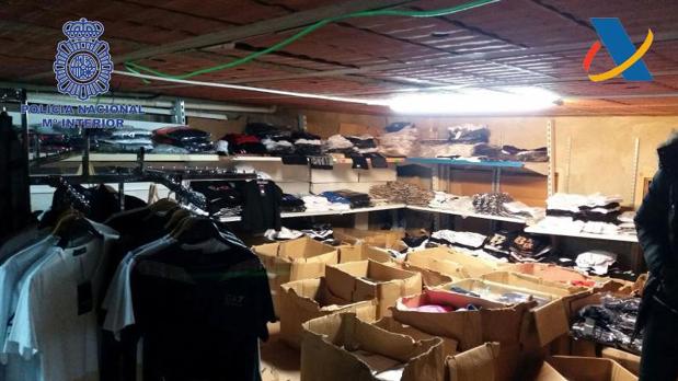 Fotografía facilitada por la Policía Nacional de uno de los «puntos negros» de falsificación más grandes de Europa que ha sido desmantelado en La Jonquera (Girona), en un operativo realizado por la Polícia Nacional, la Agencia Tributaria, la Policía Portuguesa y Europol