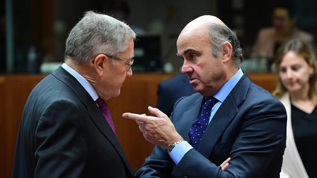 Klaus Regling, jefe del Mecanismo Europeo de Estabilidad (MEDE) conversa con Luis De Guindos, minsitro de Economía, en una reunión del Ecofin