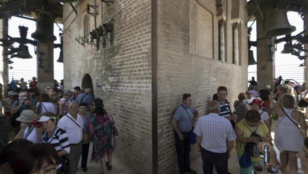 Turistas en la Giralda de Sevilla
