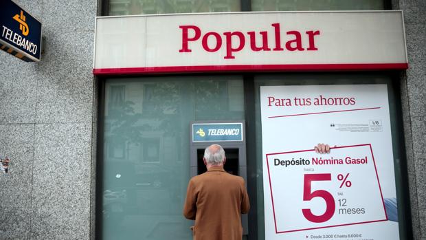 Los clientes del Popular no han notado de momento el cambio de dueño de la entidad