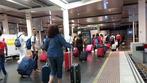 Billetes AVE y Alvia: Renfe pone a la venta este domingo el tercer lote de  billetes de tren a 25 euros