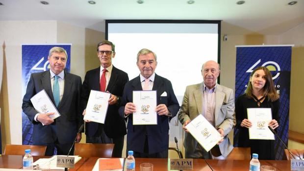 El presidente del Círculo de Empresarios, Javier Vega de Seoane (c), junto a (de izda a dcha) José Luis García Delgado, Ingemar Naeve, José María Pérez y Alicia Coronil, presenta el documento "Una España mejor para todos", en la Asociación de la Prensa de Madrid.
