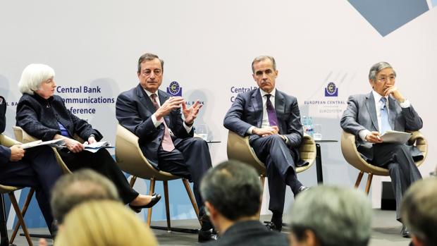 De izda a dcha: La presidenta de la Reserva Federal (Fed) Janet Yellen, el presidente del BCE Mario Draghi, el gobernador del Banco de Inglaterra, Mark Carney y su homólog japonés, Haruhiko Kuroda