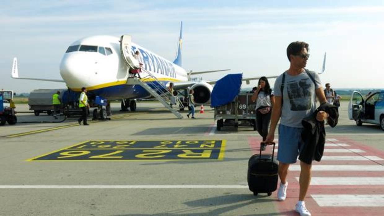 Ryanair permitirá llevar gratis la maleta en la bodega a los pasajeros sin  embarque prioritario