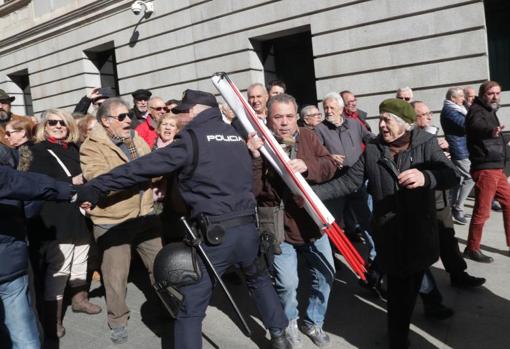 Protesta de los jubilados frente al Congreso