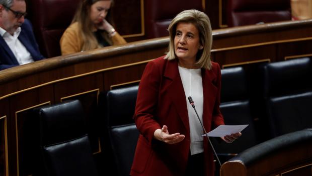 La ministra de Empleo, Fátima Báñez, hoy en el Congreso