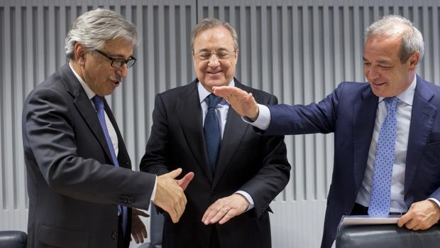 Giovanni Castellucci (Atlantia), Florentino Pérez (ACS) y Marcelino Fernández Verdes (ACS), durante su anuncio de opa hace algunos mese