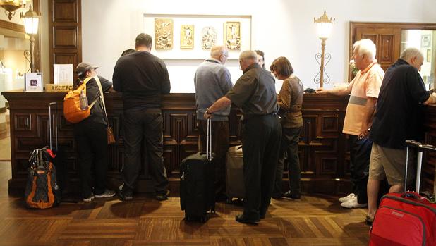 Las estancias de españoles en los hoteles han descendido un 13,7%, en tanto que las de los extranjeros han caído un 4,5%