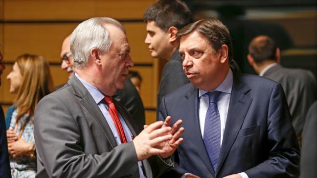 El ministro español de Agricultura, Pesca y Alimentación, Luis Planas (derecha), conversa con el ministro sueco de Asuntos Rurales, Sven-Erik Bucht (izquierada), antes del comienzo del Consejo de Ministros de Agricultura y Pesca en Luxemburgo la semana pasada