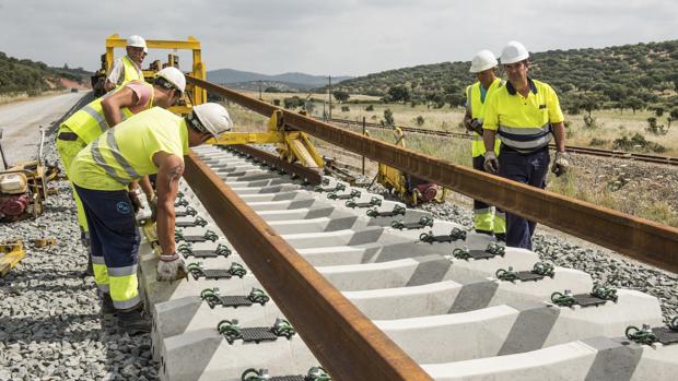 Trabajos de montaje de un tramo de línea de Alta Velocidad