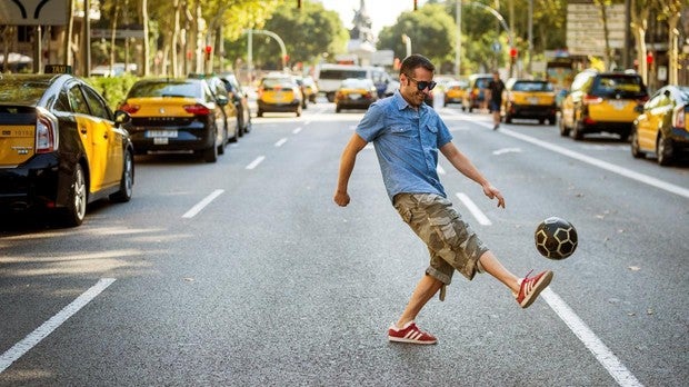 Centenares de taxis bloquean por quinto día consecutivo el centro de Barcelona
