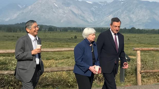 Una imagen para la historia: Mario Draghi, presidente del BCE (dcha) junto a la expresidente de la Fed, Janet Yellen (centro) y su homólogo japonés, Haruhiko Kuroda (izda)