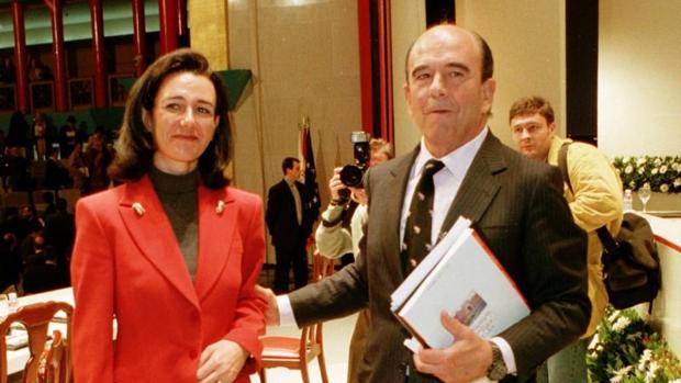 El presidente del Banco Santander, Emilio Botín, junto a su hija Ana Patricia, tras finalizar la junta general de accionistas del banco en el año 1999