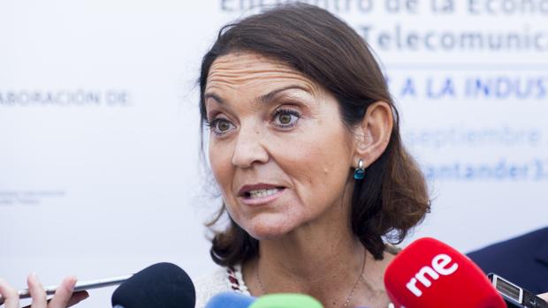La ministra de Industria, Comercio y Turismo, Reyes Maroto, a la salida de las jornadas en Santander