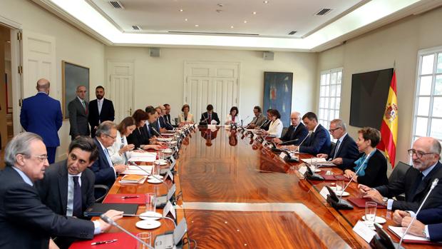 Sánchez rodeado de algunos miembros de su Ejecutivo y líderes empresariales