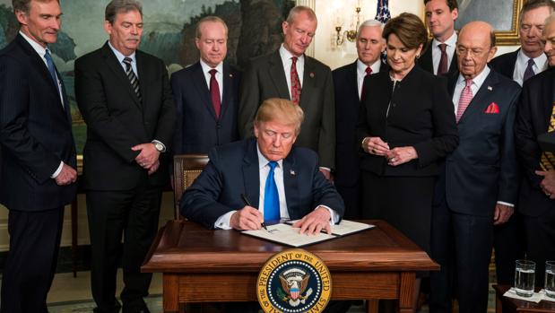 El presidente de EE.UU., Donald Trump, en la primera firma de imposición de aranceles a China