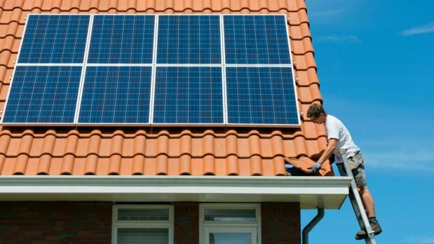 Instalación de paneles solares en el tejado de una vivienda
