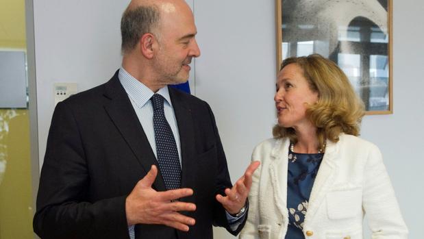 La ministra de Economía de España, Nadia Calviño durante un encuentro en Bruselas con el comisario europeo de Asuntos Económicos, Pierre Moscovici.