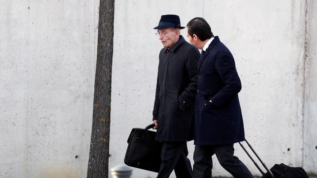 El exconsejero José Manuel Fernández Norniella, con sombrero, a su llegada a la Audiencia Nacional junto a su abogado