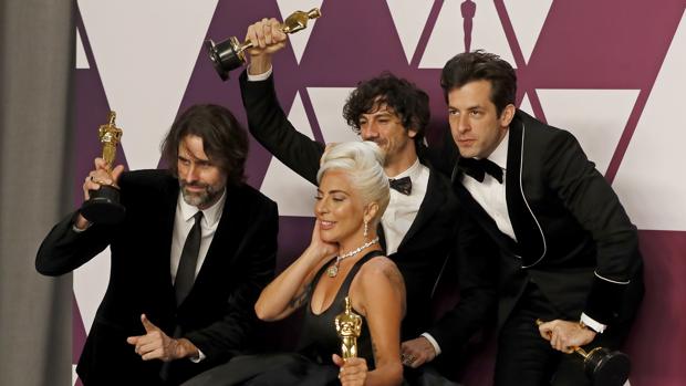 (De izda a dcha) Andrew Wyatt, Anthony Rossomando, Mark Ronson y Lady Gaga posan con el Oscar a la Mejor Canción Original por «Shallow» durante la 91 Ceremonia de los Oscar