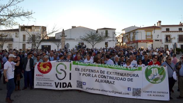 Manifestación, ayer, en la comarca de Almaraz, contra el cierre de la central