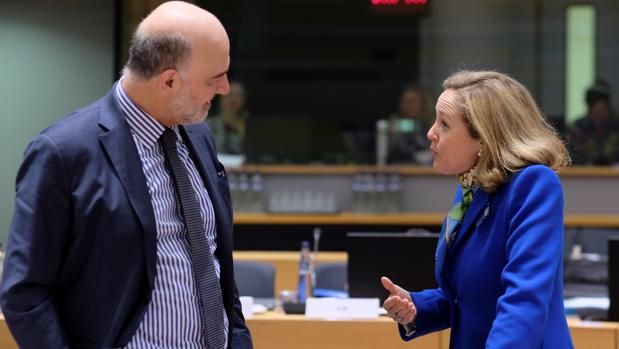 El comisario de Asuntos Económicos y Financieros, Pierre Moscovici (izda) y la ministra de Economía española, Nadia Calviño