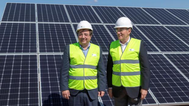 El presidente de la Junta de Extremadura, Guillermo Fernández Vara(i) y el de Iberdrola, Ignacio Sánchez Galán (d)