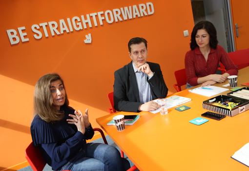 Susana Voces (izq.), vicepresidenta global de Restaurantes; Gustavo García (centro), director general de Deliveroo España; e Inés Ures (dcha.), directora global de Marketing, durante la entrevista con ABC