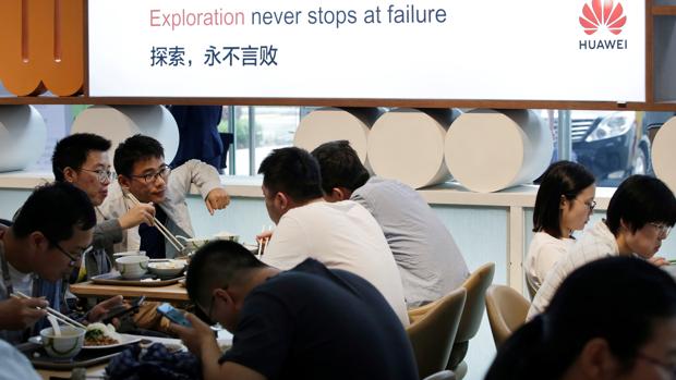 Empleados comen en la sede central de Huawei en Shenzhen, China