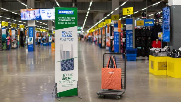 Decathlon suprimirá de todas sus tiendas las bolsas de papel y de plástico